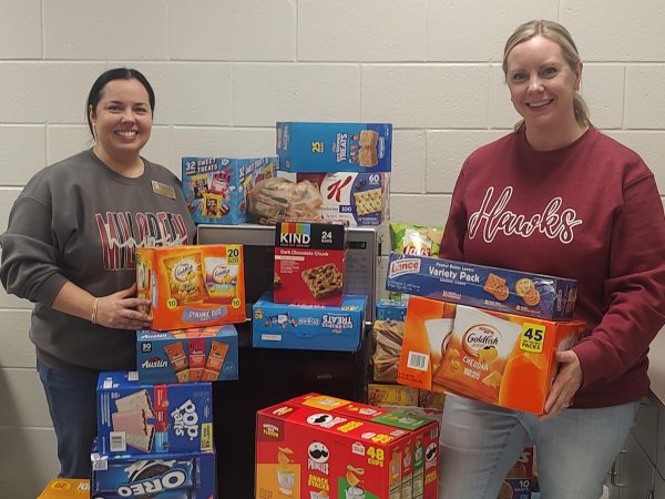 Evelyn Garcia and  Allison Thomson holding food snack donations.